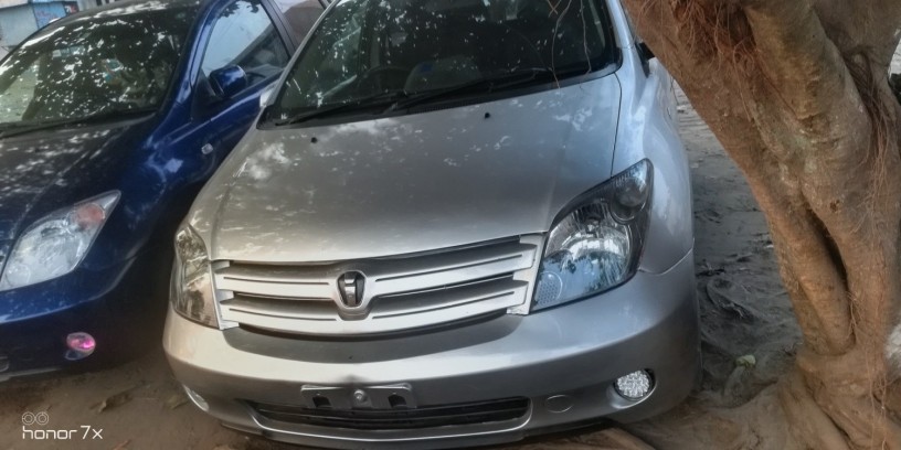toyota-ist-ordinaire-big-1