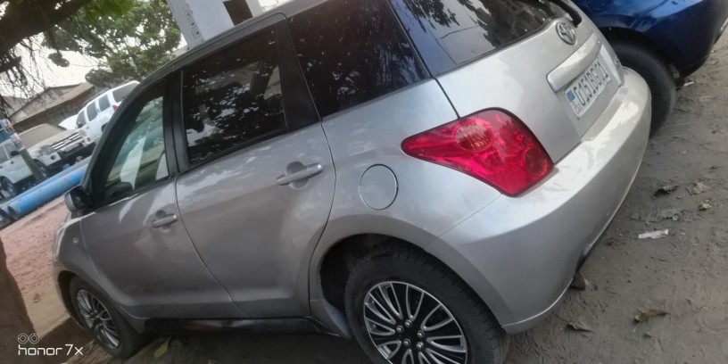 toyota-ist-ordinaire-big-3