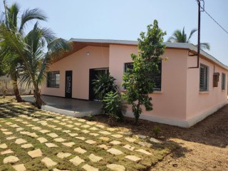 A LOUER - Villa / bureaux F5 en 1er plan goudronné - Ampasikibo, Tuléar II - Madagascar