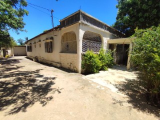 A LOUER - Maison indépendante F4 semi-meublée en ville - Andaboly Betela, Tuléar - Madagascar