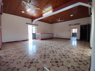 A LOUER - Appartement / bureaux F4 en premier plan - Amborogony , Tuléar - Madagascar