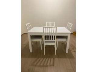 Table à rallonge et 4 chaises