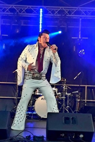 evil-freddy-chante-elvis-big-0