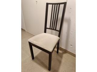 Chaise noire en bois IKEA
