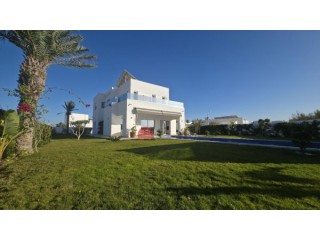 Vente de villa haut standing à Houmt souk Djerba ZU 5 pièces avec piscine