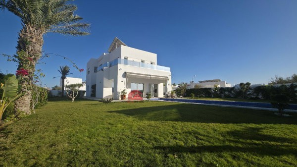 vente-de-villa-haut-standing-a-houmt-souk-djerba-zu-5-pieces-avec-piscine-big-0
