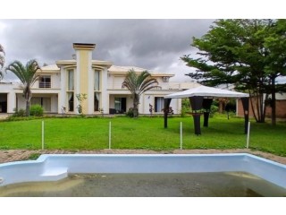 AMBATOBE GRANDE VILLA T8 DE STANDING AVE GRAND JARDIN ARBORÉ DE 1200M2 ET PISCINE DANS LA RÉSIDENCE D'AMBATOBE À 2 PAS DU LYCÉE FRANÇAIS
