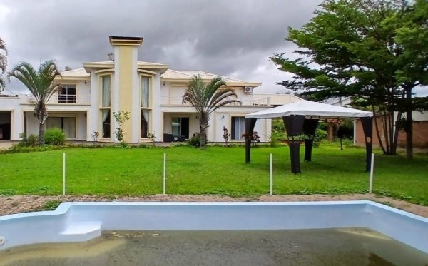 ambatobe-grande-villa-t8-de-standing-ave-grand-jardin-arbore-de-1200m2-et-piscine-dans-la-residence-dambatobe-a-2-pas-du-lycee-francais-big-0