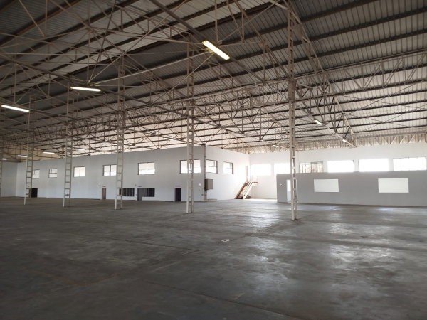tanjombato-grand-entrepot-4072m2-avec-un-grand-parking-et-acces-camions-semi-remorque-en-bord-de-route-big-0