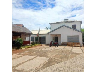 IVANDRY GRANDE VILLA T4 AVEC KIT SOLAIRE ET GRAND JARDIN SUR UN TERRAIN DE 1400M2 A USAGE MIXTE – REF :2026-IVV0305