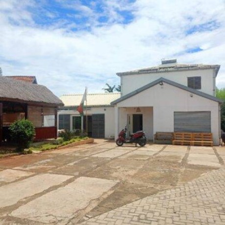 ivandry-grande-villa-t4-avec-kit-solaire-et-grand-jardin-sur-un-terrain-de-1400m2-a-usage-mixte-ref-2026-ivv0305-big-0