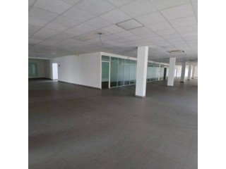 IVANDRY – GRANDS LOCAUX DE 380M² à 960M² DANS UN IMMEUBLE MODERNE AVEC GROUPE ELECTROEGNEE T ASCENSEUR A 2 PAS D’ANKORONDRANO