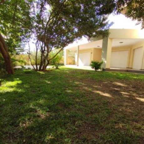 ambatobe-grande-villa-f5-avec-piscine-et-grand-jardin-arbore-dans-une-residence-securisee-a-2-minutes-du-lycee-francais-big-0