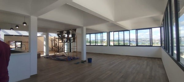 ankorondrano-immeuble-renove-avec-des-locaux-modernes-de-133m2-a-1002m2-grand-parking-et-belle-vue-imprenable-sur-le-lac-masay-big-0