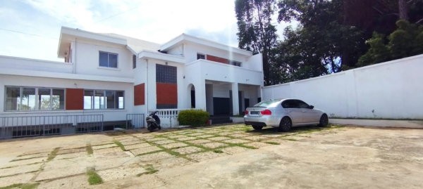andranobevava-grande-maison-t10-de-600m2-avec-belle-vue-sur-le-lac-masay-a-usage-bureaucommercial-mixte-avec-grand-parking-a-deux-pas-dankorondrano-big-0