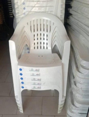 chaises-plastiques-originales-avec-manches-stock-limita-big-0
