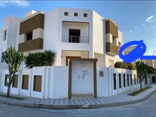 A vendre villa prestigieuse à sahloul4 2 pièces