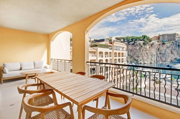 luxueux-unique-appartement-3-chambres-avec-vue-le-port-ville-a-fontvieille-monaco-big-0