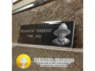 Plaque funéraire en granit à coller sur les monuments avec gravure d'une photo et de l'épitaphe.