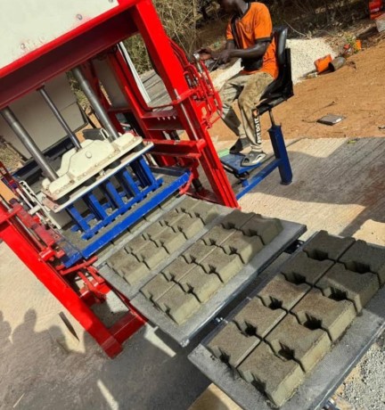 machine-fabrication-de-briques-paves-et-parpaings-agb-31-big-2